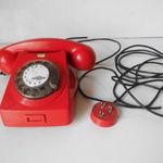 Piros színű tárcsázós telefon fotó
