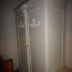 Fehér faragott antik akasztós szekrény, belső fiókkal - fából, nem szétszedhető fotó