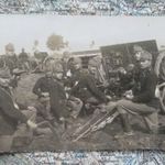 Első világháborús katona fotó tüzér ágyú lövedék kulacs távcső altiszt tüzérség monarchiás K.u.K. fotó