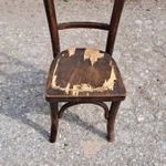 Antik gyerek thonet szék hibás . fotó