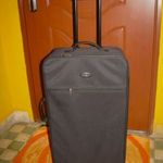 Gurulós bőrönd, 70x40x21 cm, Holliday, fekete vászon, könnyű, 2, 4 kg, 2 jó görgő, 2 fogó, szép fotó