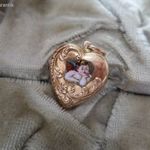 Antik arany szív medál zománcfestett angyalkával fotó