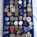 jelvények kitüntetések gyűjteménye katonai és polgári 54 darab tartóval együtt magyar is fotó