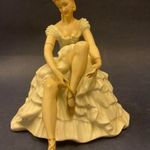 Régi Wallendorf - Schaubach Kunst német porcelán figura - " Cipőjét igazító balerina " fotó