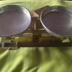 Két tányéros antik könyhai mérleg müködő állapotban, hozzávaló fadobozos súllyal eladó fotó