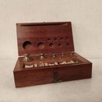 antik patika mérleg készlet dobozában gyógyszertár eszköz 672 fotó