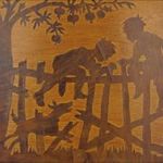 1J094 Régi fiúkat kerítésre kergető kutyás intarziakép régi keretben 23 x 26 cm fotó
