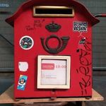 Antik postaláda piros posta láda Belga királyi címerrel kulcsával fotó