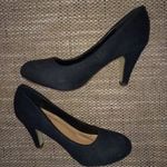 SZÉP állapotú FASHION velúrszerű borítású, fekete színű, magassarkú, elegáns női cipő, 39-es fotó