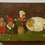 Régi retró vintage kézzel készített festett JELZETT vésett mesefigurás fa doboz fadoboz mese doboz fotó