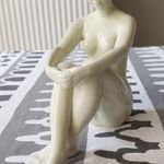 Régi porcelán ülő női akt szobór fotó