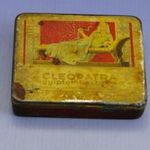 0A358 Antik CLEOPATRA cigarettás pléh doboz fotó