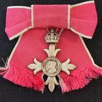 Angol British Empire kitüntetés, Érdemrend Női szalagon kitüntetés MBE fotó