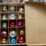 Fenyődísz retró karácsonyi doboz - benne Gömb üveg karácsonyfadísz , reflektoros is 20 db együtt fotó