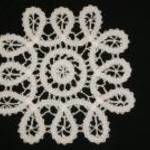 Antik szalaghorgolással készített 4x3 levél mintával díszített fehér terítő fotó