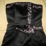 fekete rózsaszín hímzéses maxi szatén ruha 4 merevítő fotó