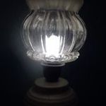 Üveg búrás asztali lámpa fotó