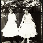 Trencsén, Felvidék, lányok a paraván előtt, 1920, 1920-as évek, Eredeti fotó, papírkép. fotó