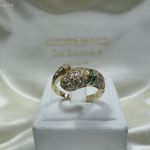 Különleges arany kígyó gyűrű smaragdokkal és brillekkel fotó