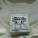 Fehér arany gyűrű princess csiszolású brillekkel fotó