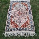 Kézi csomózású gyapjú perzsa szőnyeg fotó