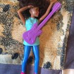 Műanyag játék figura - lány gitáros fotó