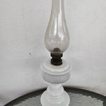 Tejüveg (huta) petróleum lámpa, 1800-as évek. Szép állapotban. fotó