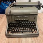Uránia írógép antik fotó