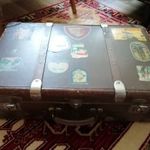 Utazó matricás bőrönd, nagyon régi fotó