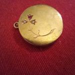 14K Antik arany medál rubinnal és gyönggyel. Nyitható 1909 hajtincs . fényképtartó fotó