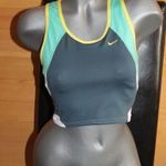 Szürke, zöld, fehér és sárga színű Nike fintess, edző topp, belső melltartóval. S, M. fotó