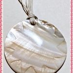 Csoda szép ragyogó csillogó színjátszó gyöngyház kagyló 7 cm medálos nyakék fotó