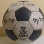 régi sport ereklye , ARTEX focilabda , bőrlaszti lyukas belsővel fotó