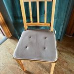 4 db fa szék párnával fotó