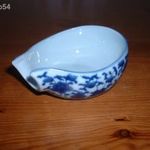 Kínai teaszertartáshoz kék porcelán bemutató edény, tealevél tartó fotó