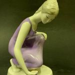 Vintage Hollóházi porcelán figura - " Vizet merítő hölgy lila ruhában " fotó
