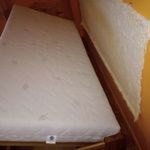 Jó állapotban lévő masszív fenyőfa ágykeret memóriahabos matraccal eladó fotó