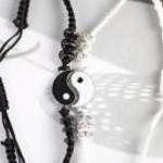 Fonott dupla karkötő Jin-jang motívummal, fehér és fekete - Maria King fotó