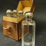 Antik, talán több mint 100-éves utazó illatszeres készlet - Gojzer varott marhabőr tokban 4 üvegcse fotó