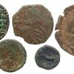 5 db vegyes bronz lot Traianus AE18, 2 db Bizánci bronzpénz, Indiai bronz, Római bronz Fine-VF fotó