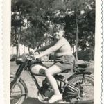 Kövér kisfiú egy Csepel motoron, fotó 1958-ból fotó