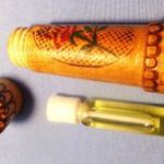 Bolgár rózsaolaj /5 ml? - eredeti üveg fiolában, faragott-égetett mintázatú fa hengerben /"minaret"/ fotó