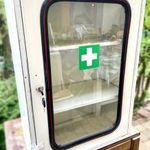 Gyógyszeres orvosi retro üveges fém faliszekrény, loft indusztriál stílus fotó