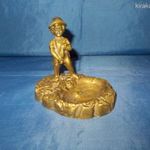 Bronz mini szobor vagy hamutál - Pisilő kisfiú fotó