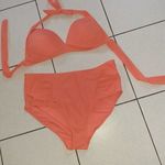 Csinos, 44/L narancsos színű, magasabb derekú bikini nyakba köthető felsővel fotó