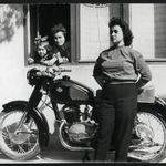 Lányok Pannonia TLF(?) 250-es motorkerékpárral, jármű, közlekedés, 1960-as évek. Eredeti fotó, pa... fotó