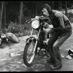 Férfi átalakított MZ ETS 250 Sport motorkerékpárral, jármű, közlekedés, szocializmus, 1970-es éve... fotó