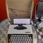Retro Cirill betűs írógép fotó