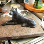 bronz fekvő kutya szobor márványlapon-levélnehezék fotó