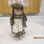 Barna, copfos, kockás ruhás lány porcelán baba fotó
